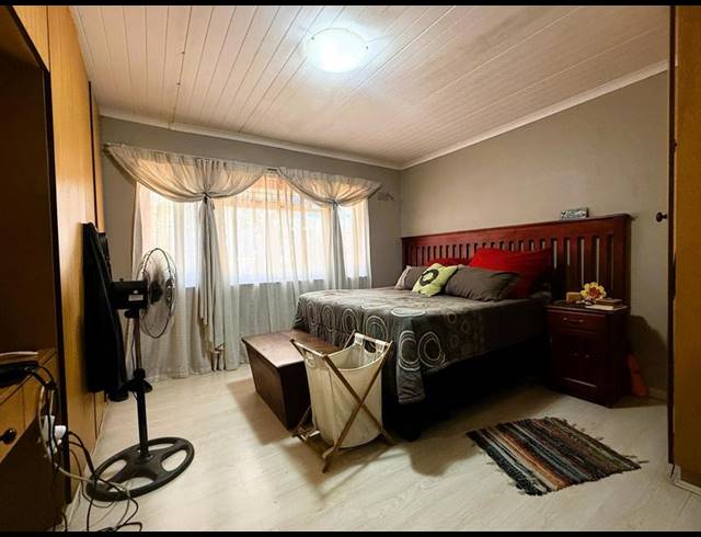 4 BEDROOM HOUSE FOR SALE IN BERGZICHT